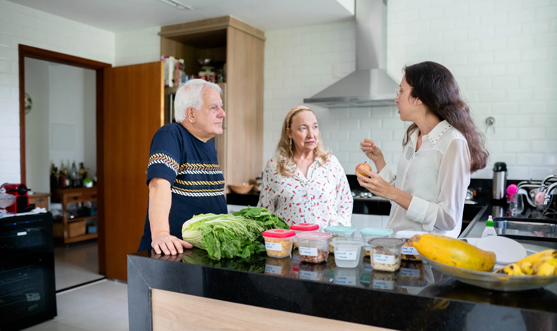 Diätberatung im Reha-Zentrum Saalfelden – Diätologin erklärt Patient*innen gesunde Ernährung in der Küche