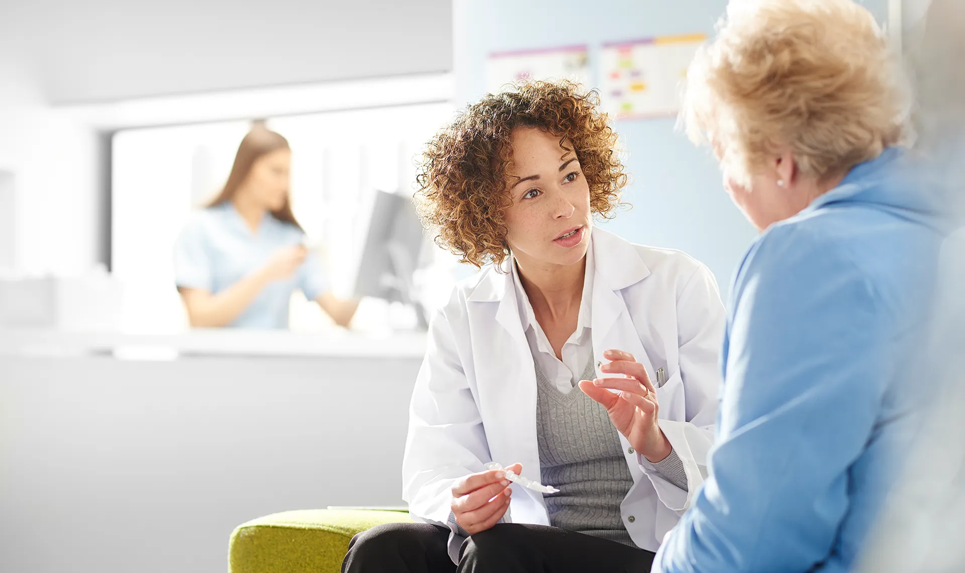 Ärztliche Betreuung im Reha-Zentrum Saalfelden – Ärztin im Gespräch mit Patientin